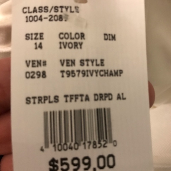 Never worn and/or altered wedding dress - Picture 6 of 8